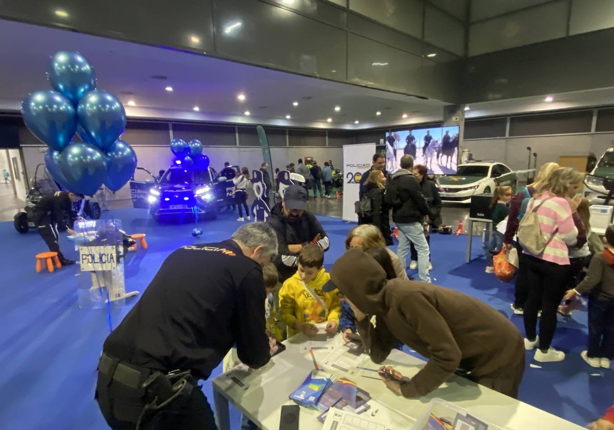 Imagen principal - Pabellón con talleres de huellas dactilares de la Policía Nacional, presencia de vehículos de la Guardia Civil y del Ejército.