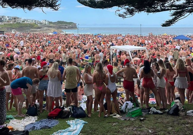 Cientos de jóvenes, entre ellos los valencianos, celebran la Navidad en Bronte Beach, una playa de Sídney.