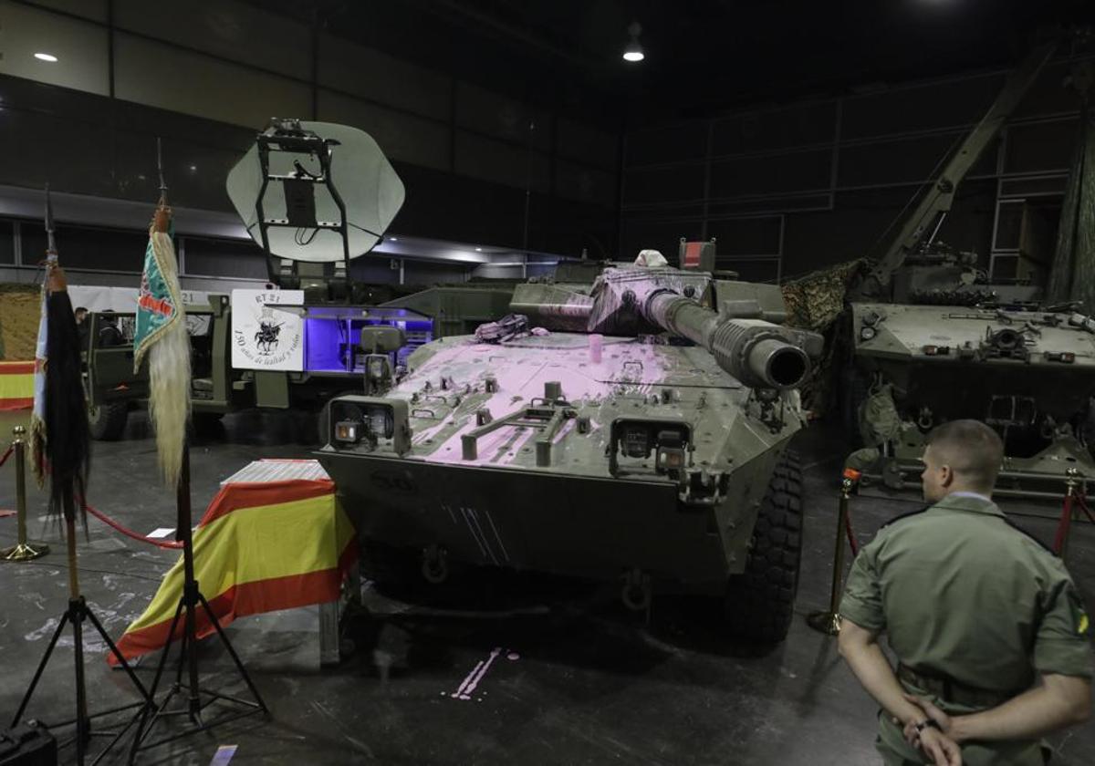 Un grupo pacifista ataca un tanque del Ejército en Expojove y lo pinta de rosa