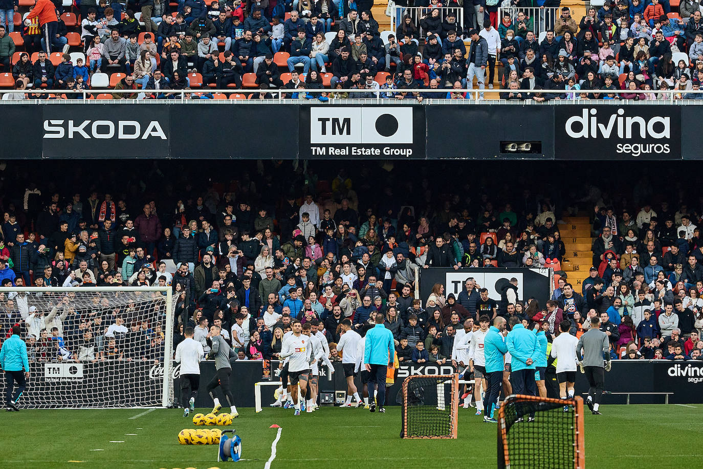 Los valencianistas llenan Mestalla para ver el entrenamiento del equipo tras las vacaciones de Navidad