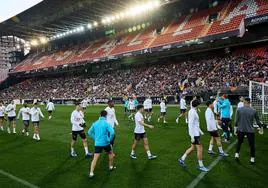 Los valencianistas llenan Mestalla para ver el entrenamiento del equipo tras las vacaciones de Navidad