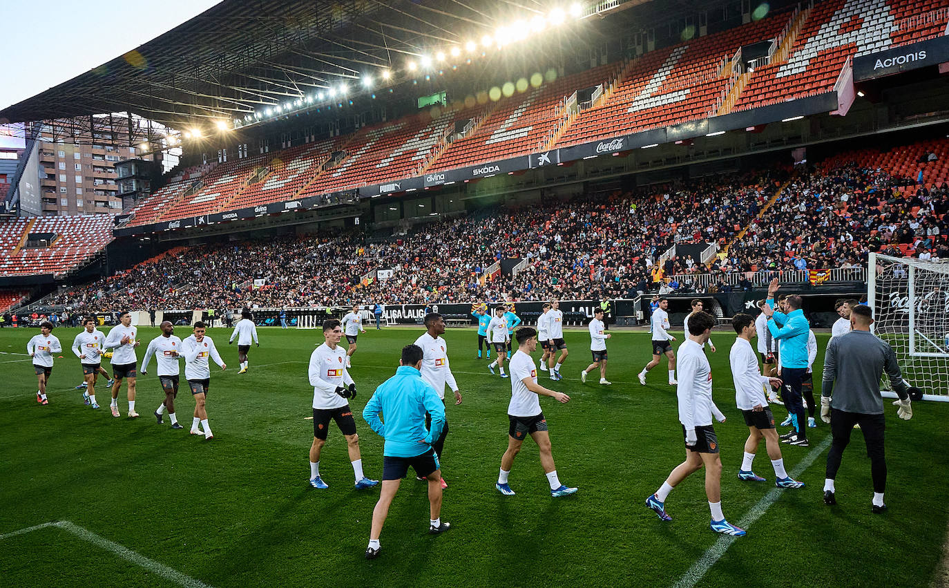 Los valencianistas llenan Mestalla para ver el entrenamiento del equipo tras las vacaciones de Navidad