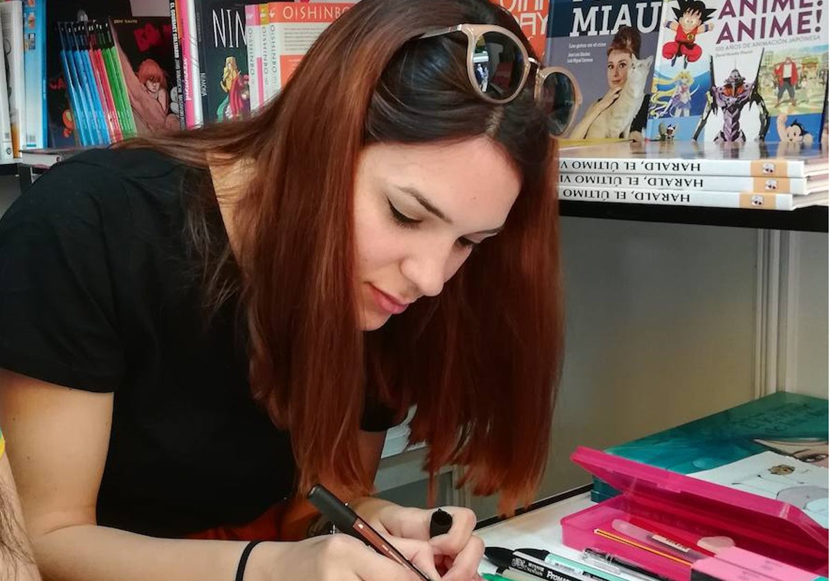 La ilustradora Ana Oncina en una firma de libros.