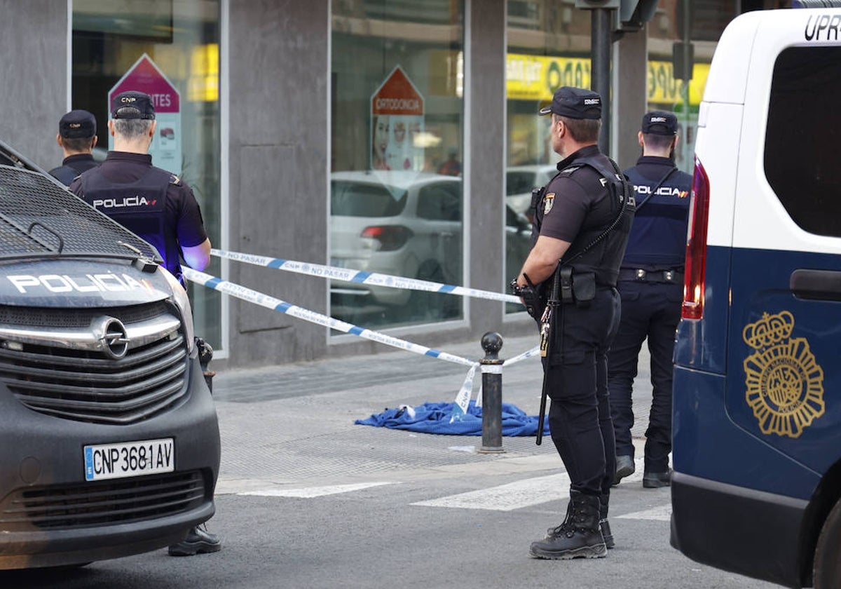 Policías nacionales junto al escenario del apuñalamiento mortal en Orriols, uno de los casos pendientes de resolver.