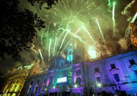 Fuegos artificials en la plaza del Ayuntamiento de Valencia, imagen de archivo.