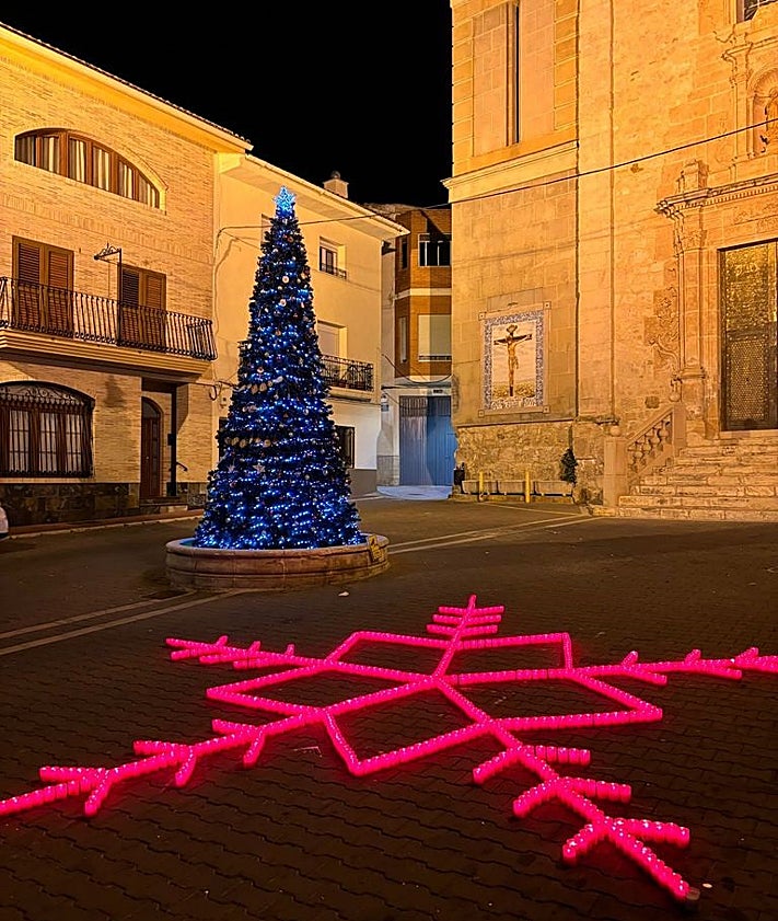 Imagen secundaria 2 - Arriba, regalos del Ayuntamiento de Ráfol de Salem y felicitaciones de los ayuntamientos de Moixent y Navarrés.