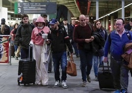 Viajeros en la estación Joaquín Sorolla de Valencia.