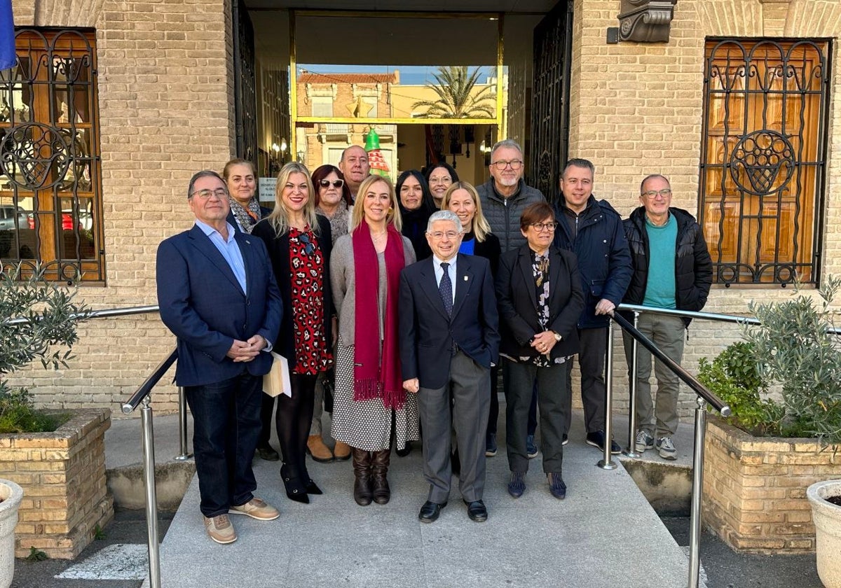 La directora general de Igualdad, junto a la corporación municipal de l'Alcúdia de Crespins.