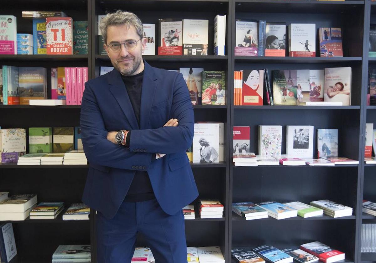 Máximo Huerta, en la apertura de su librería en Buñol.