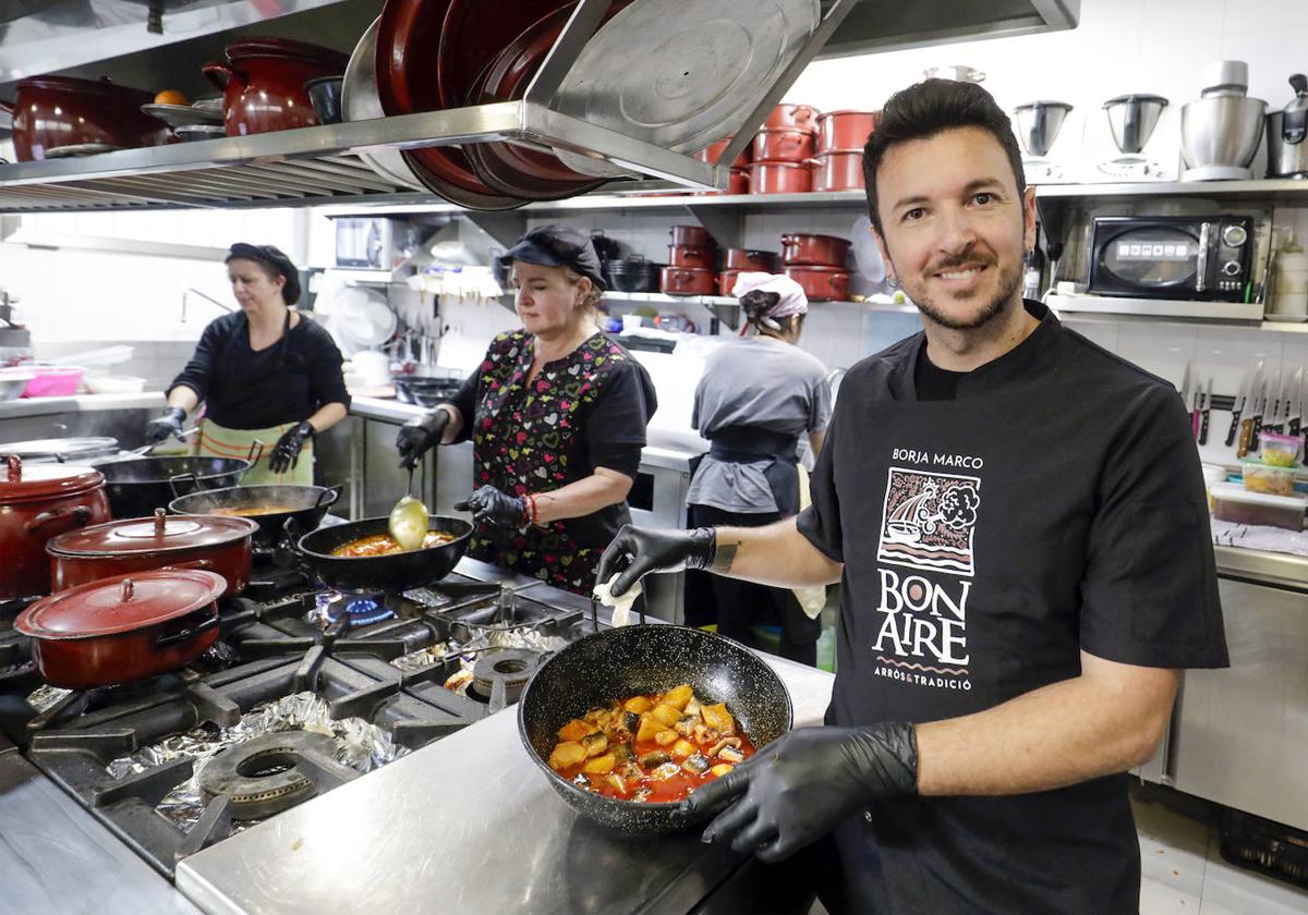 Borja Marco, chef de Bonaire, prepara un allipebre, un plato tradicional de anguila vinculado a la Albufera.