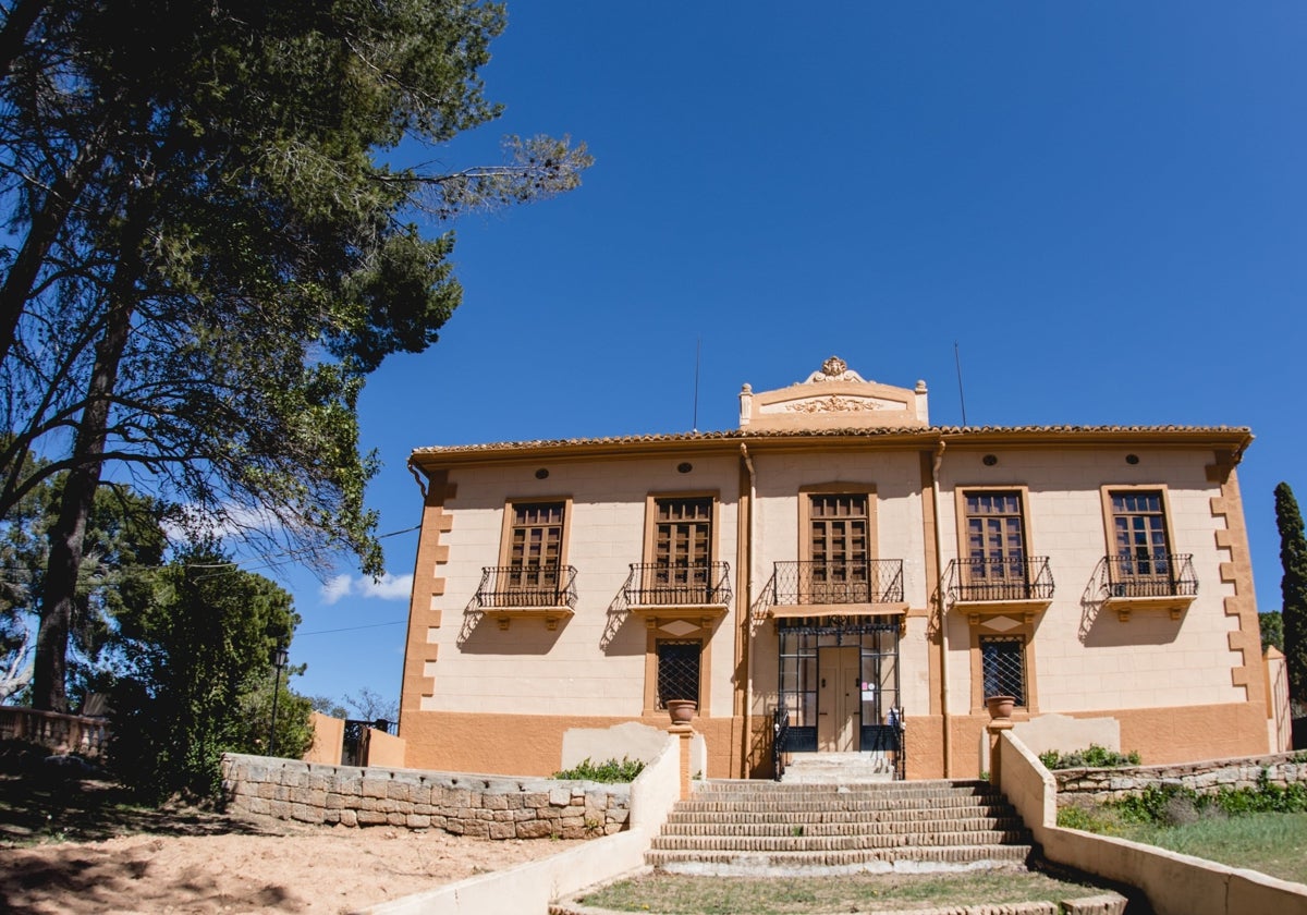 Fachada modernista de Vera de Estenas.