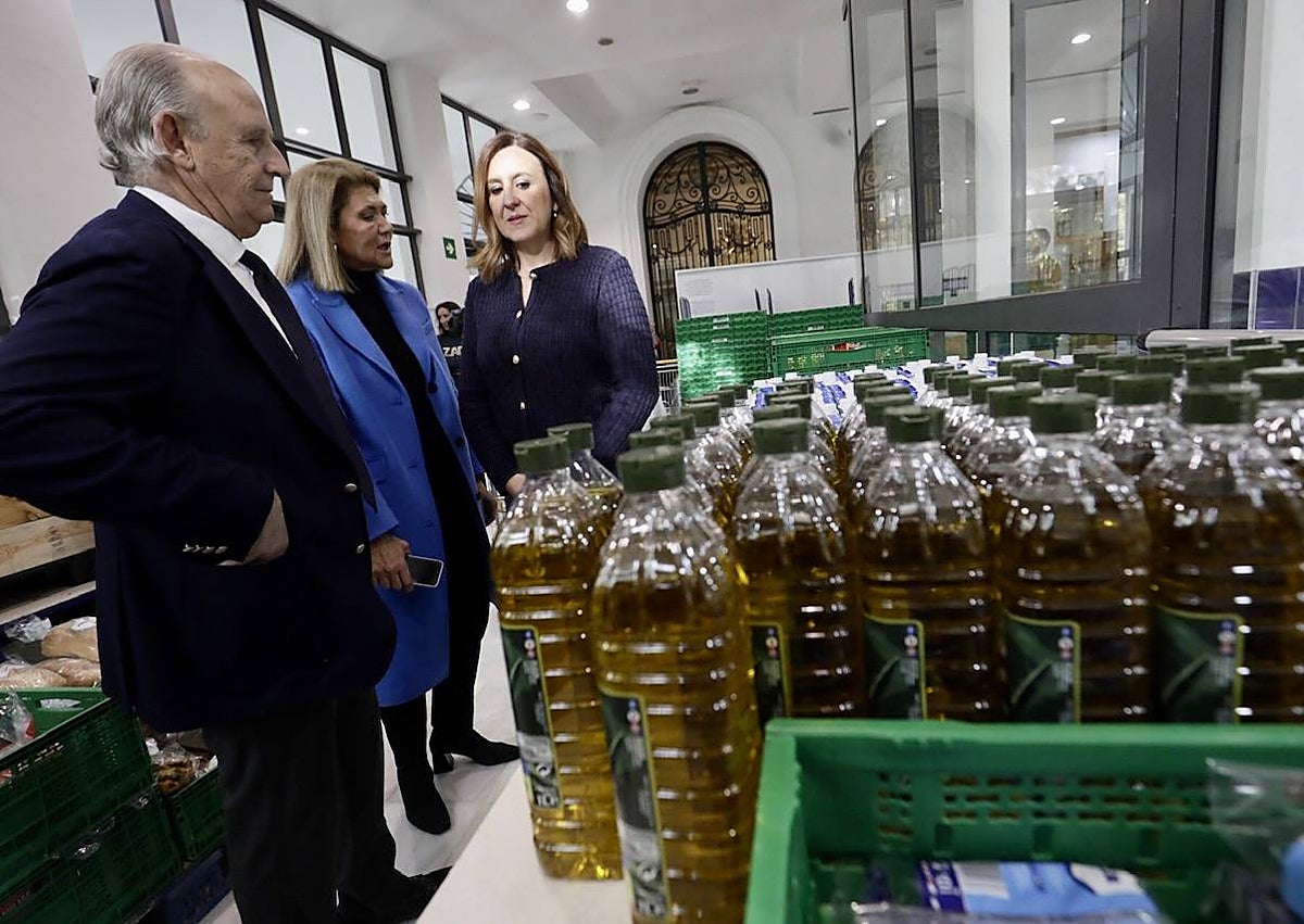 Imagen secundaria 1 - Catalá aumenta hasta 250.000 euros la ayuda al servicio de reparto de alimentos de Casa Caridad