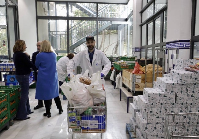 Pablo, en el servicio de reparto de Casa Caridad.