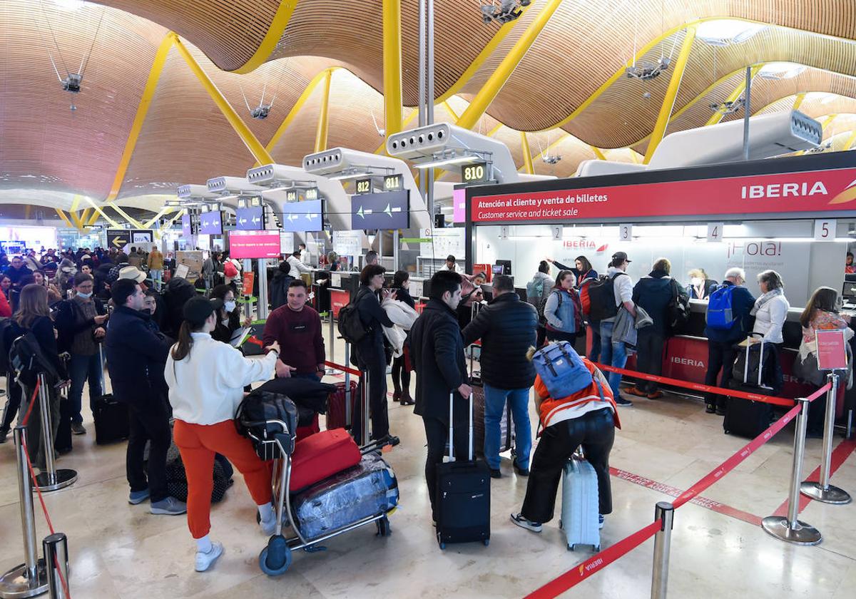 Aglomeraciones en el stand de Iberia, en una imagen de archivo.