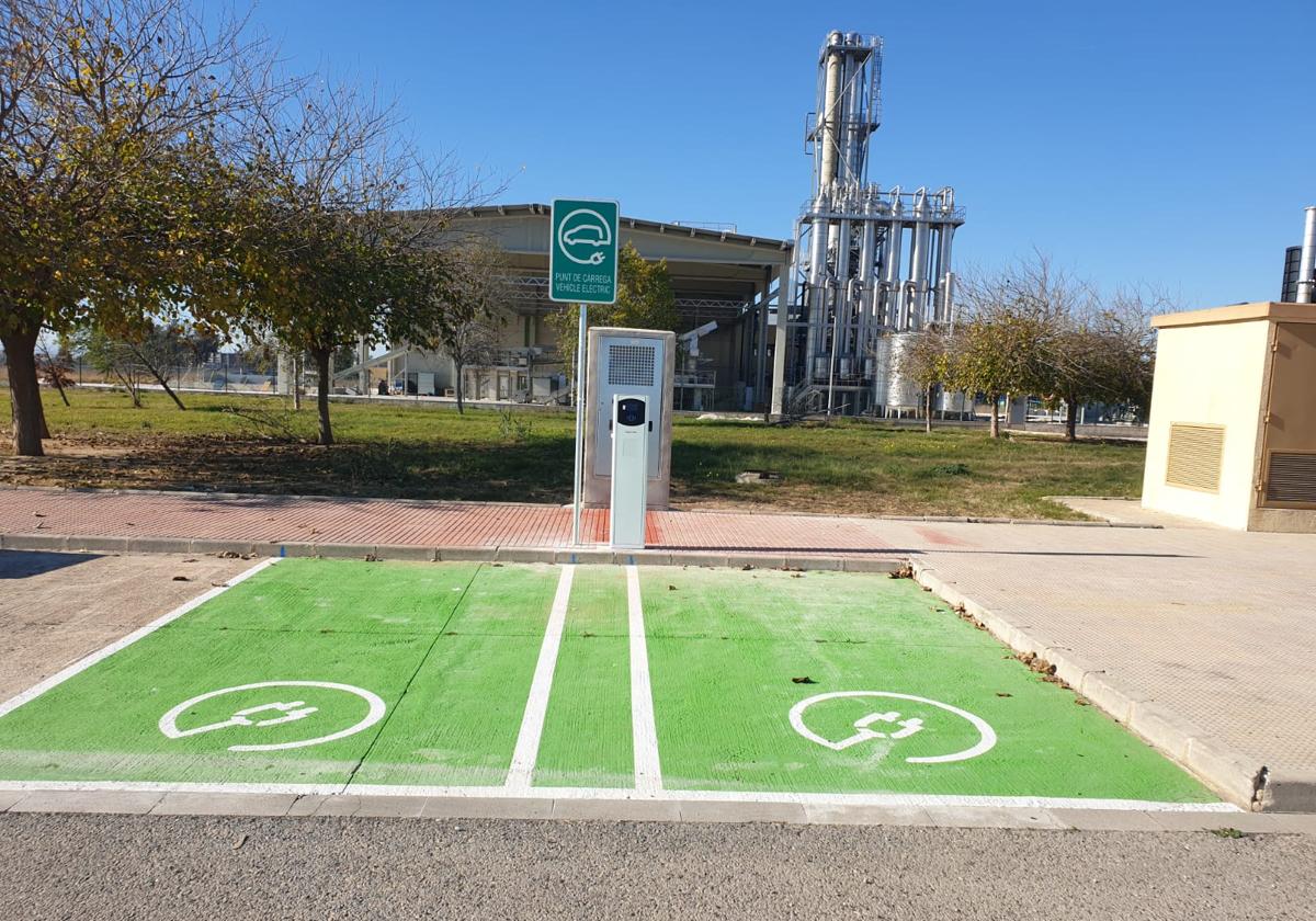 Cargador eléctrico en una de las zonas industriales.