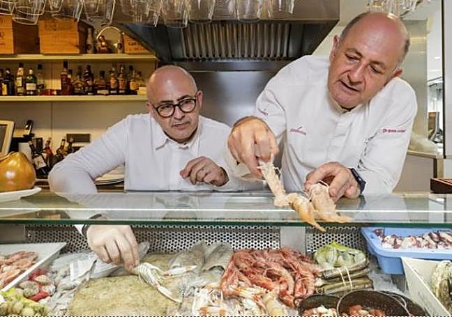 Los hermanos Rausell, en su famosa barra.