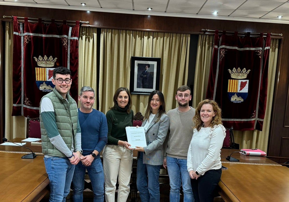 El equipo de gobierno de La Llosa de Ranes con el documento del presupuesto 2024.