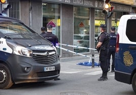 Policías nacionales junto al escenario del apuñalamiento mortal en Orriols, uno de los casos pendientes de resolver.