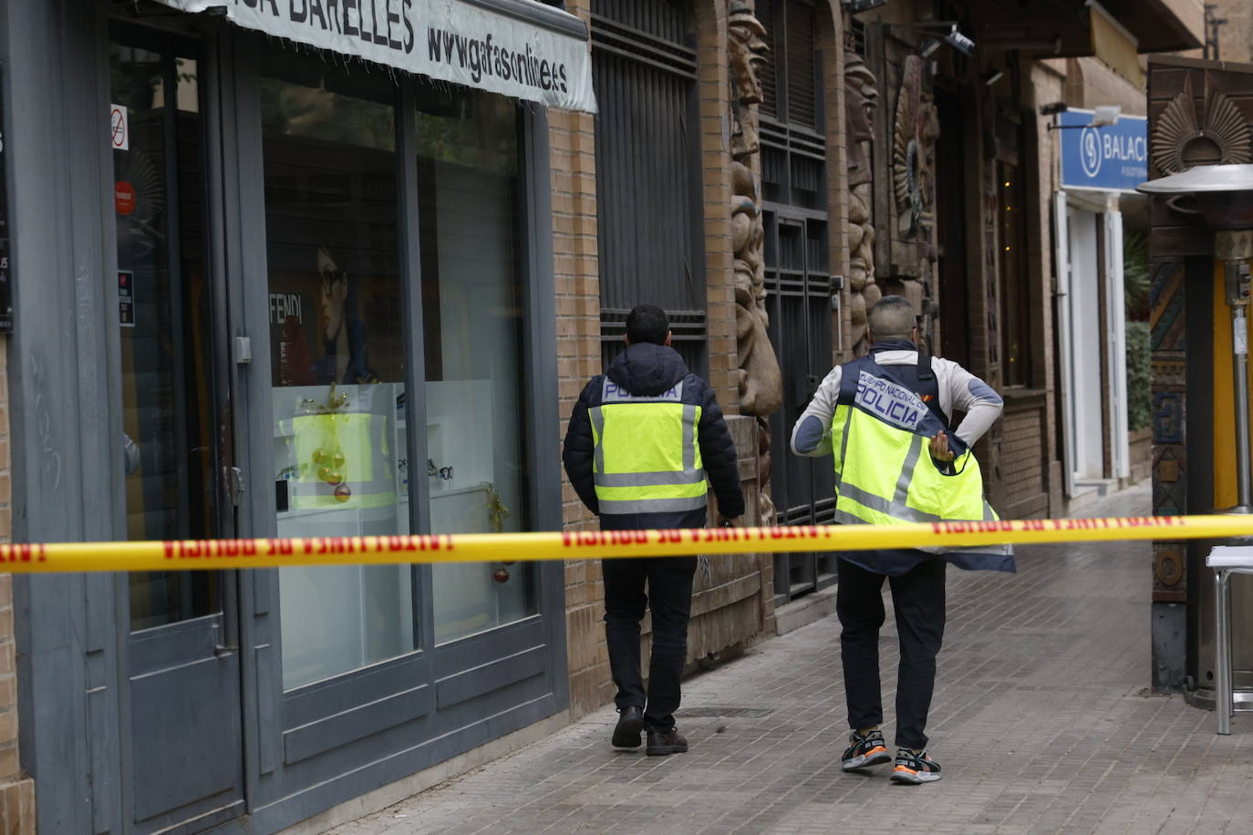 Un hombre de 74 años se atrinchera armado en su casa de Benimaclet