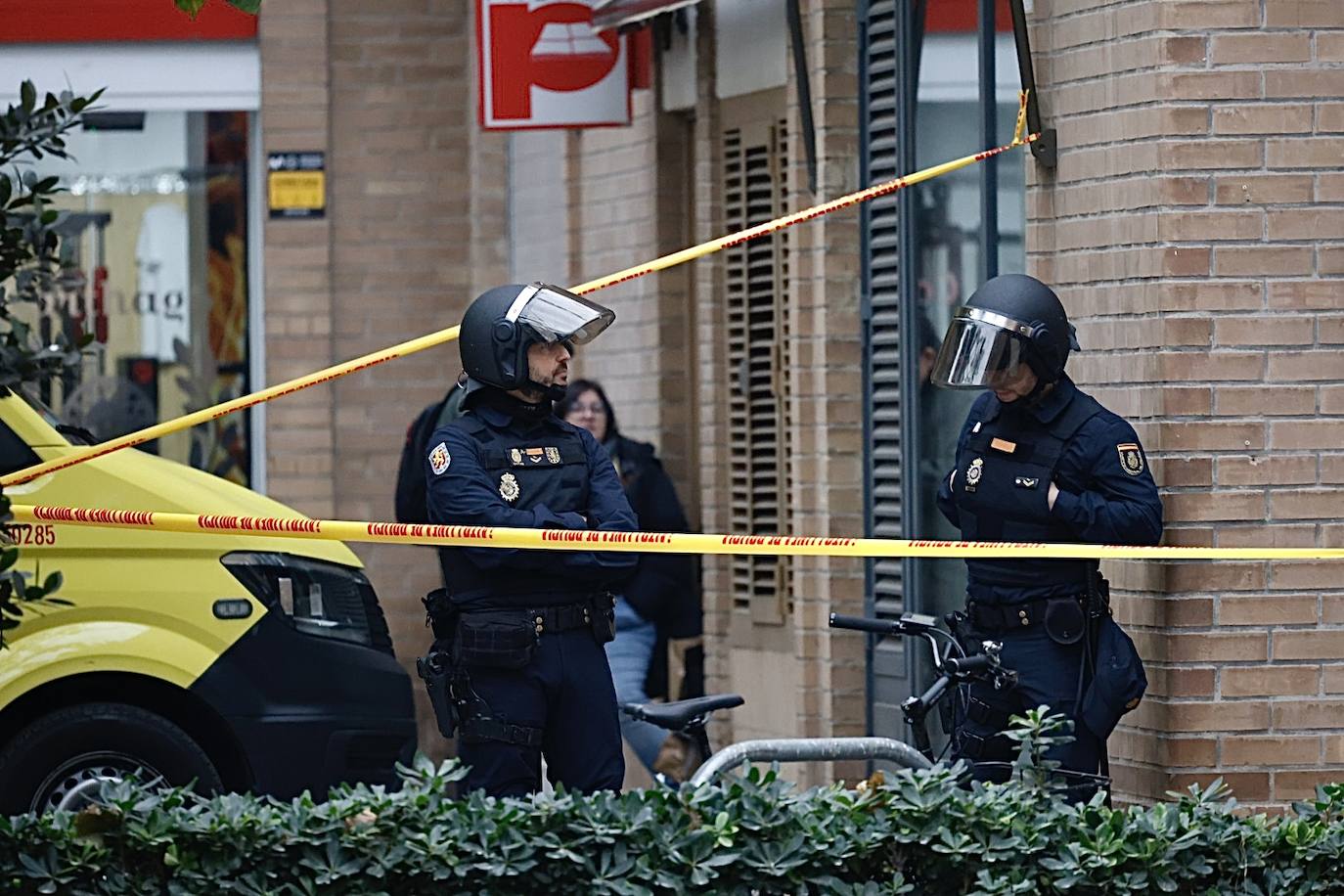 Un hombre de 74 años se atrinchera armado en su casa de Benimaclet