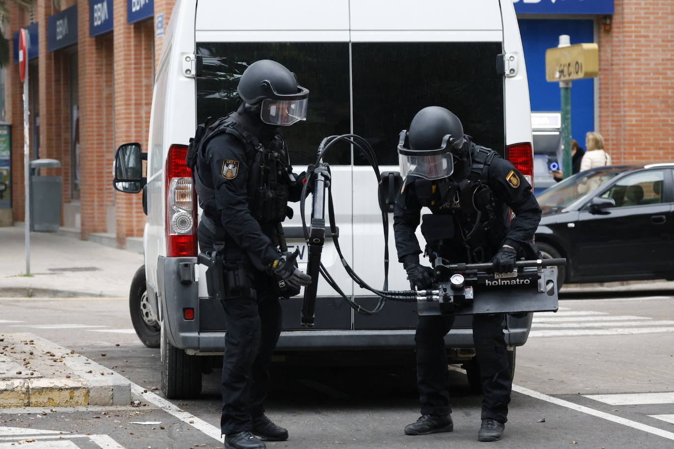 Un hombre de 74 años se atrinchera armado en su casa de Benimaclet