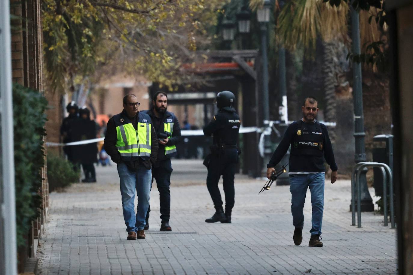 Un hombre de 74 años se atrinchera armado en su casa de Benimaclet