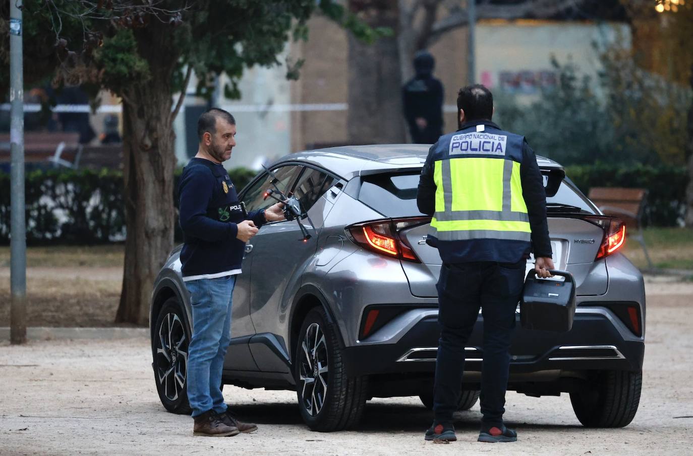 Un hombre de 74 años se atrinchera armado en su casa de Benimaclet
