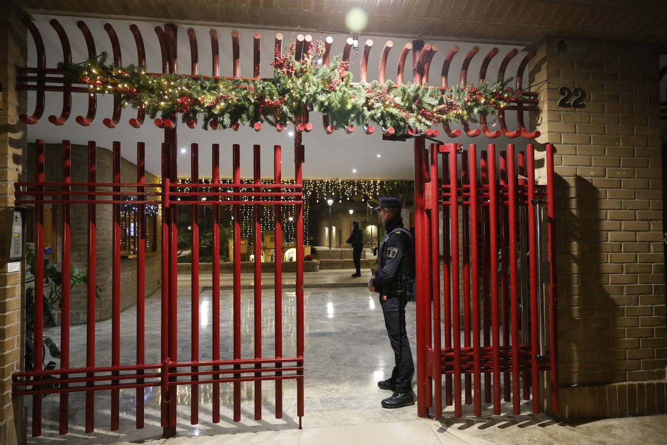 Un hombre de 74 años se atrinchera armado en su casa de Benimaclet