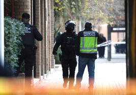 Agentes de la Policía Nacional, este viernes, en el domicilio del hombre atrincherado.