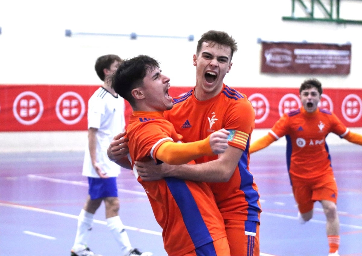 Imagen secundaria 1 - Varios momentos del partido de celebración de goles y también de la victoria.