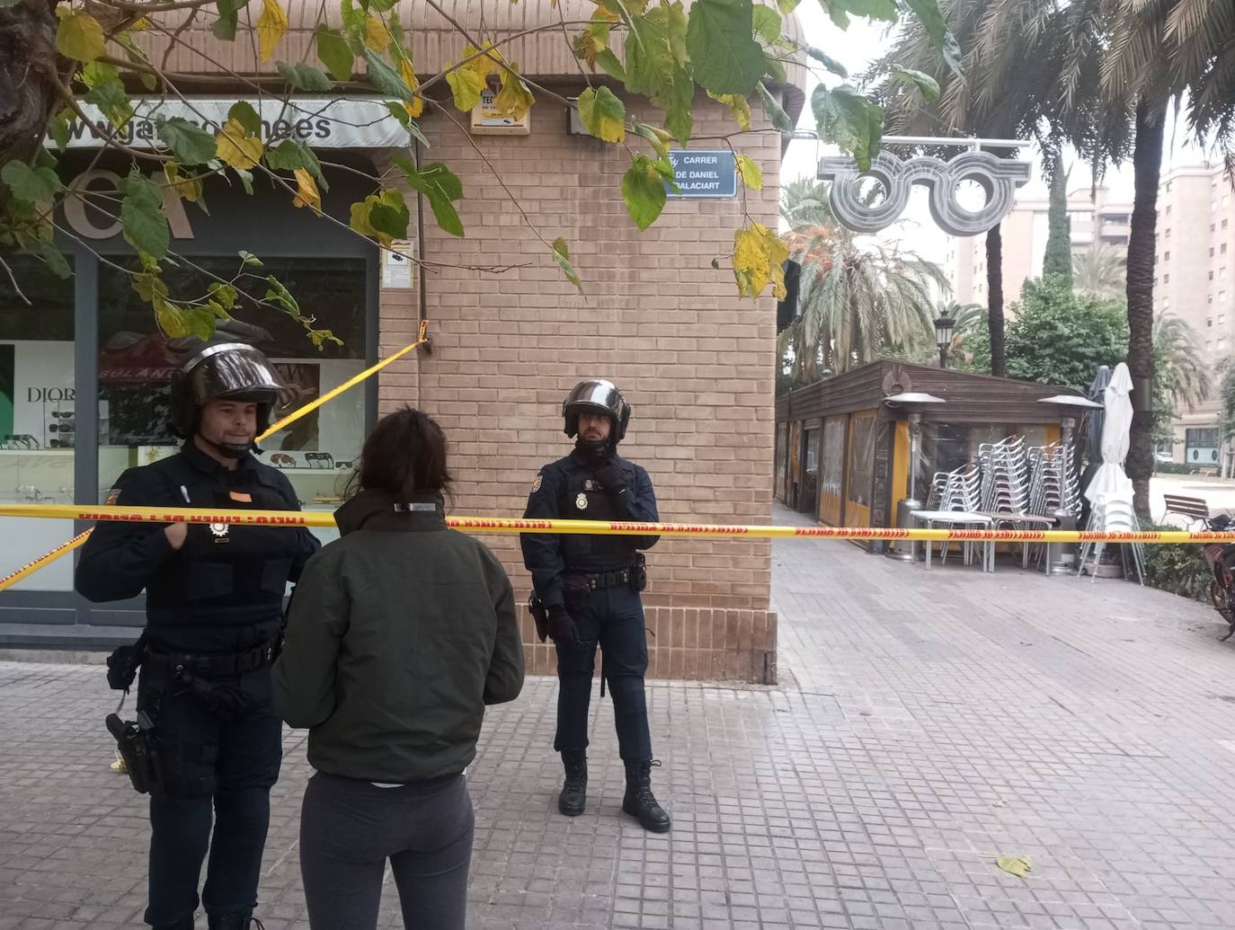 Un hombre de 74 años se atrinchera armado en su casa de Benimaclet