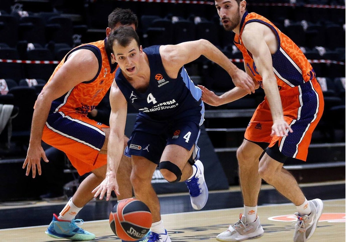 Kevin Pangos, en un partido contra el Valencia Basket.