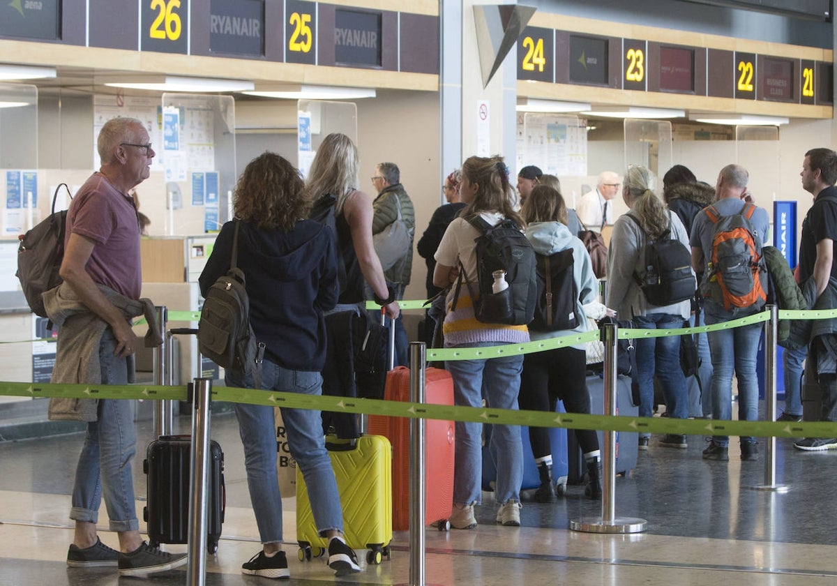 Pasajeros en el aeropuerto de Manises.