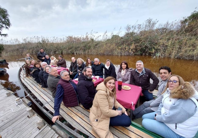 Alcaldes pedáneos, en un recorrido en barca por la Albufera.