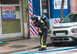 Un bombero trabaja en la extinción de un incendio, en una imagen de archivo.