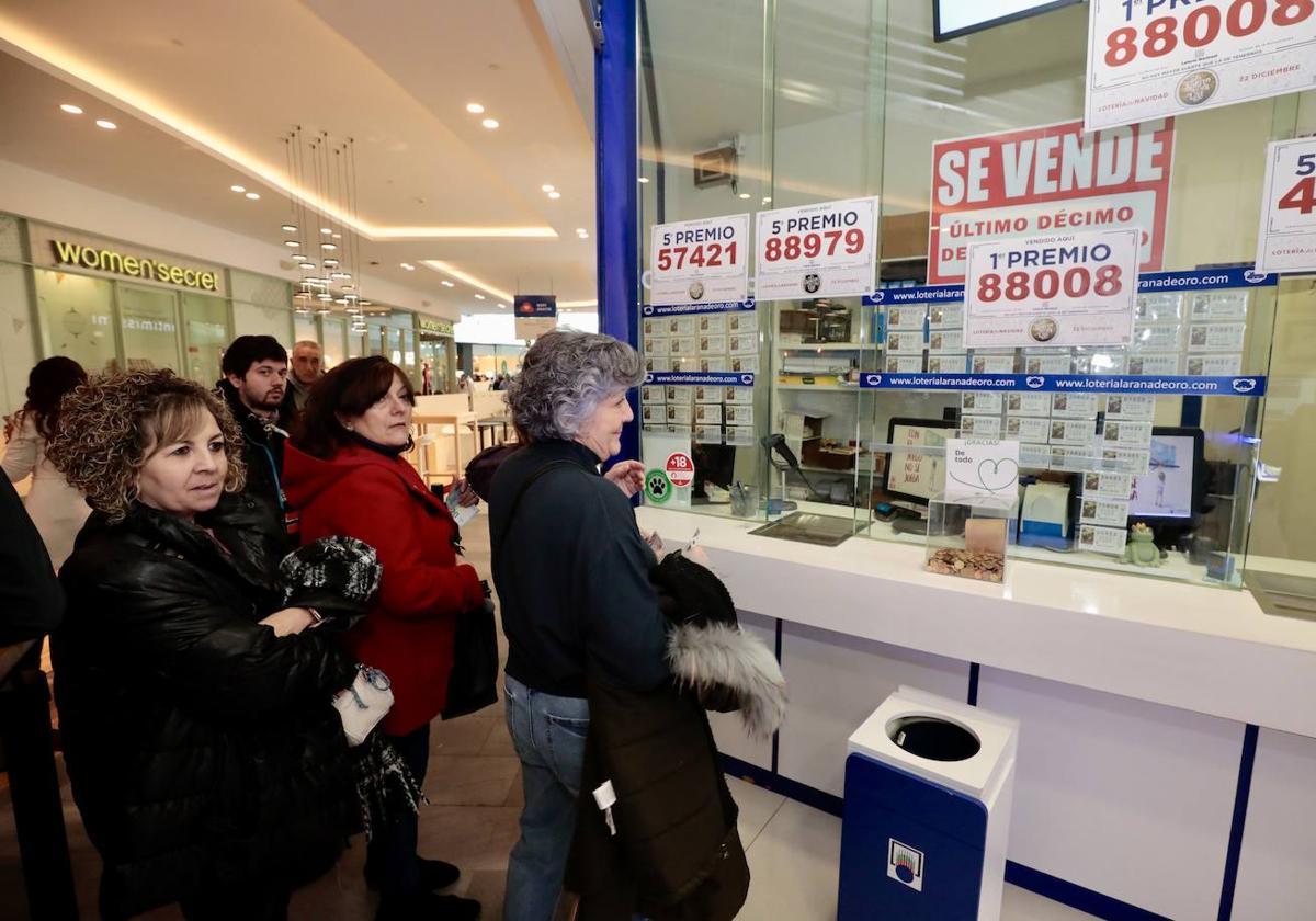 Varias clientas en una administración de Loterías y Apuestas del Estado. Imagen de archivo.