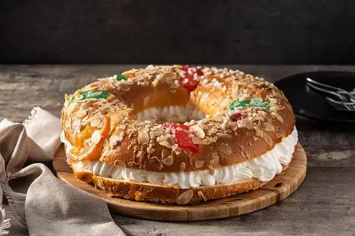 Un roscón de Reyes relleno de nata en una imagen de archivo.