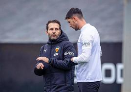 Rubén Baraja, conversando con Roman Yaremchuk, en un entrenamiento.