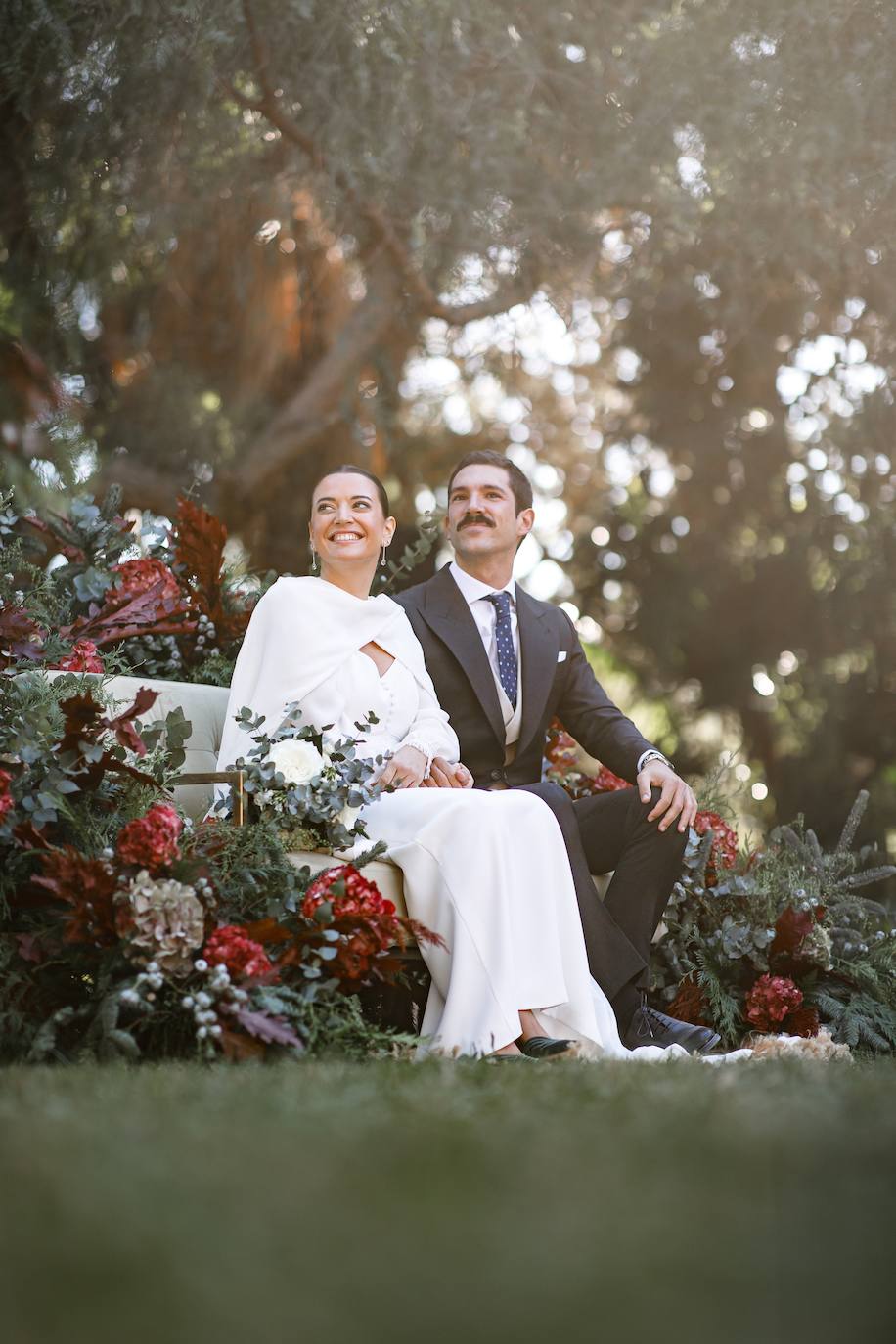 Laura Gil y Gonzalo Sabater, en la boda civil en el Huerto de San Vicente, en Picanya. 