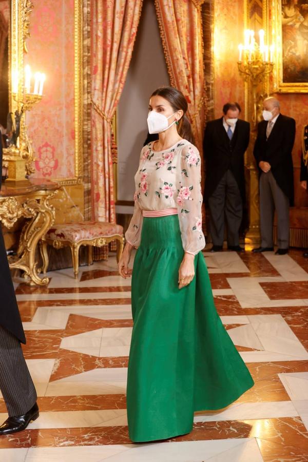 16.- La Reina Letizia rindió homenaje a Doña Sofía recuperando un diseño de Valentino Garavani que su suegra llevó hace 45 años. Fue durante la tradicional recepción anual al Cuerpo Diplomático acreditado en España y que se celebró en el Palacio Real. 