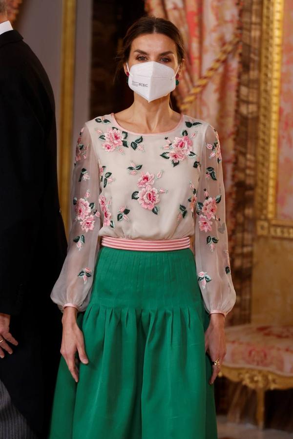 16.- La Reina Letizia rindió homenaje a Doña Sofía recuperando un diseño de Valentino Garavani que su suegra llevó hace 45 años. Fue durante la tradicional recepción anual al Cuerpo Diplomático acreditado en España y que se celebró en el Palacio Real. 