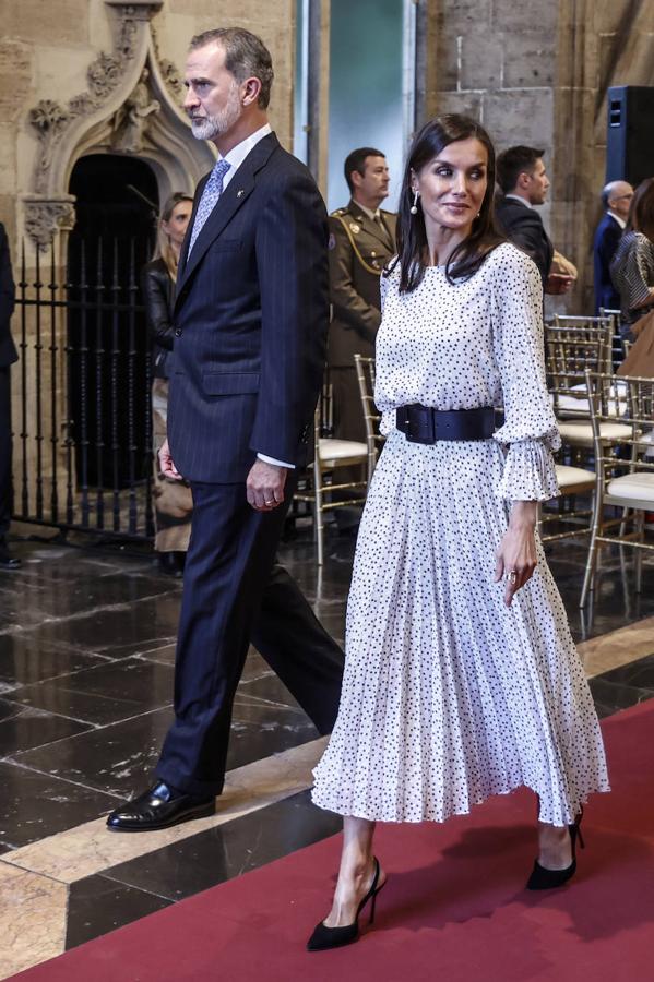 2.- Para los premios Jaume I en la Lonja de Valencia, la Reina Letizia optó por un vestido blanco con pequeños lunares negros de Armani, con cinturón y tacones negros.