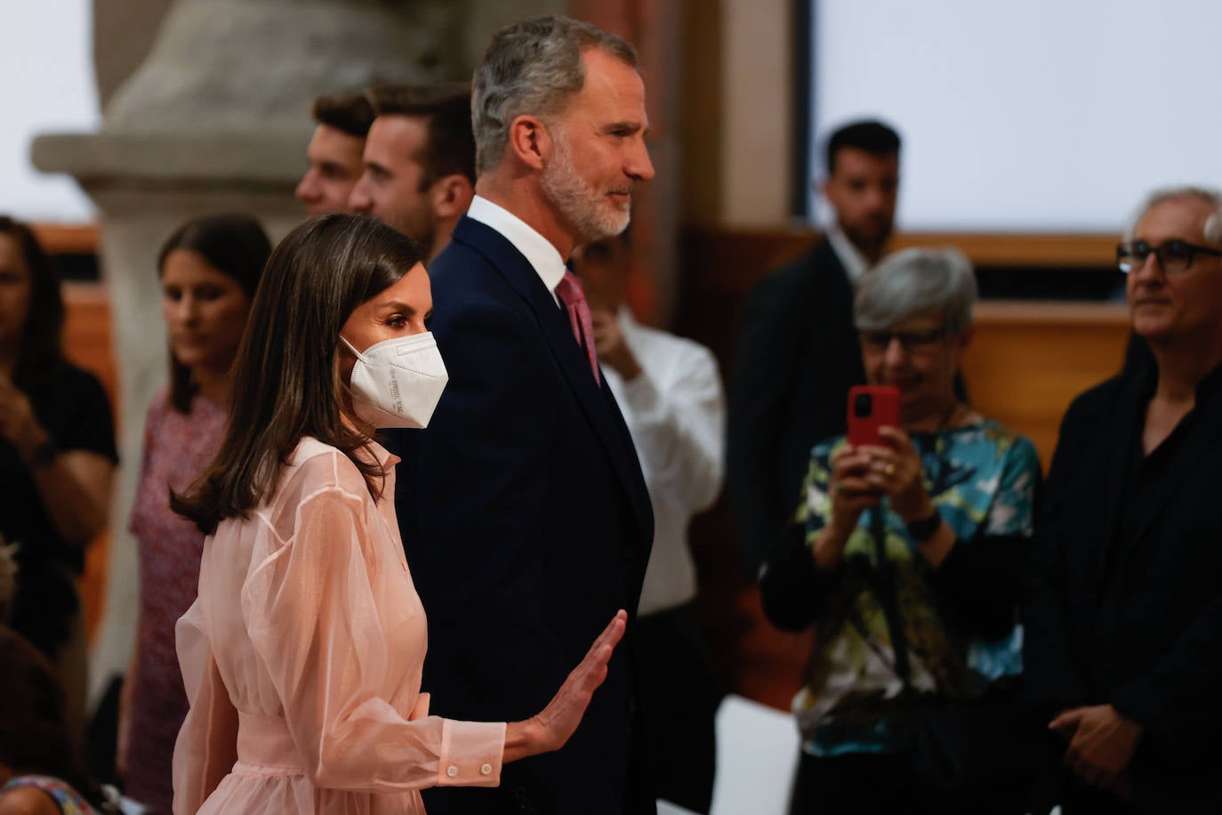 12.- Para acudir a la entrega de los Premios Nacionales de Cultura, la Reina escogió un vestido camisero clásico con transparencias y de color pastel.