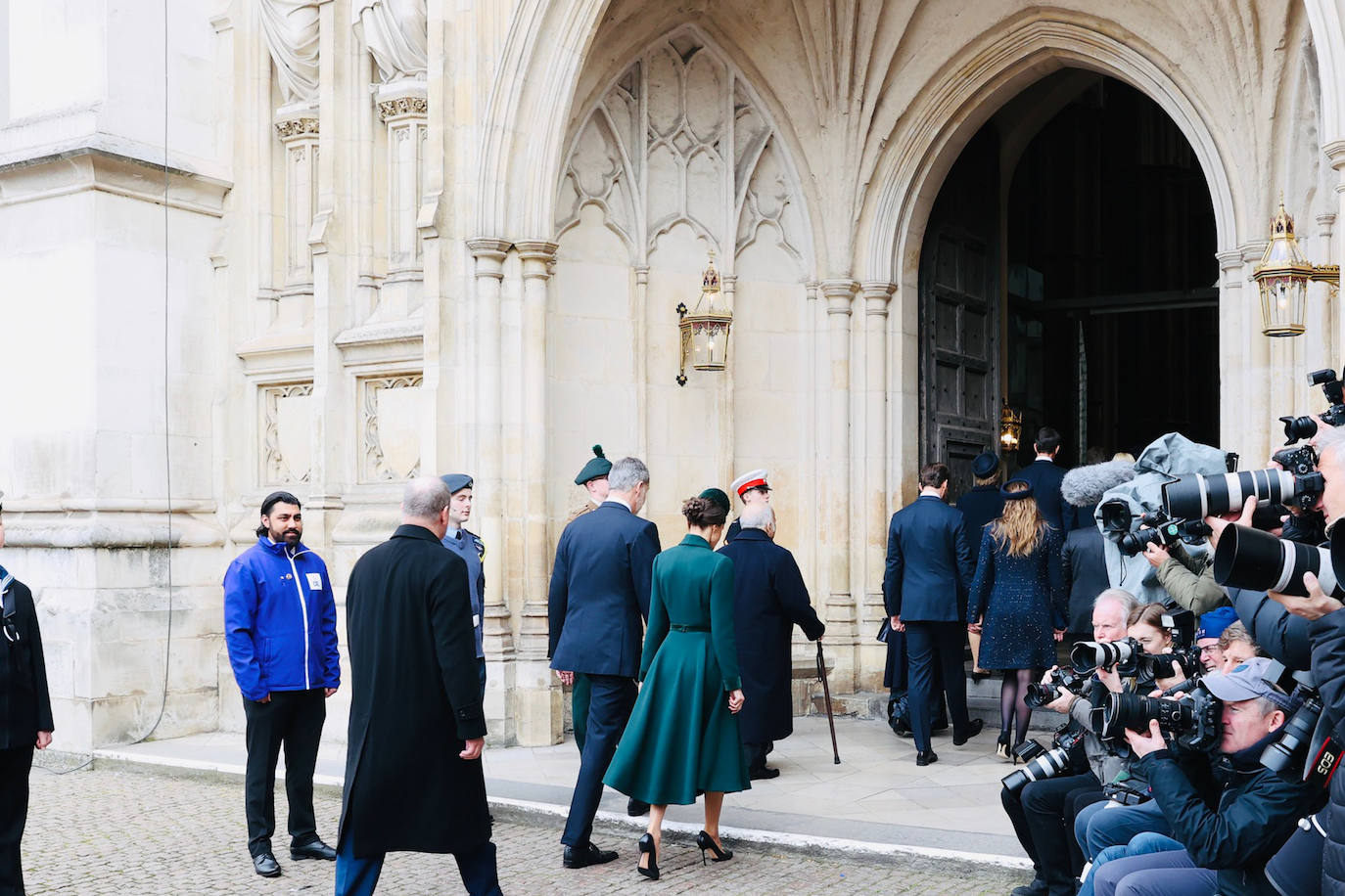 15.- Letizia, sofisticada y elegante, en la misa por el duque de Edimburgo.