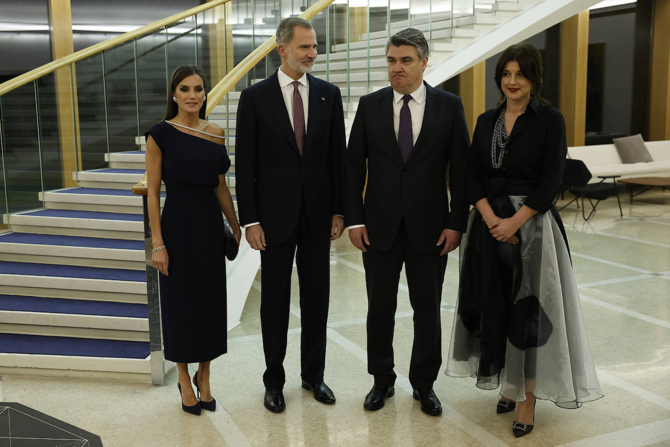4.- Don Felipe y Doña Letizia realizaron una visita oficial a la República de Croacia los días 16 y 17 de noviembre. Durante la cena de gala, Letizia deslumbró con su elegancia vistiendo un vestido de la marca española Boüret.