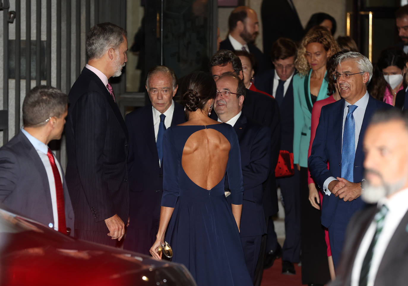 8.- Los Reyes asistieron al Teatro Real para el estreno de la ópera 'Aída'. Letizia lució un vestido de la firma española Miphai con la espalda al aire, que complementó con un recogido bajo de cabello. 