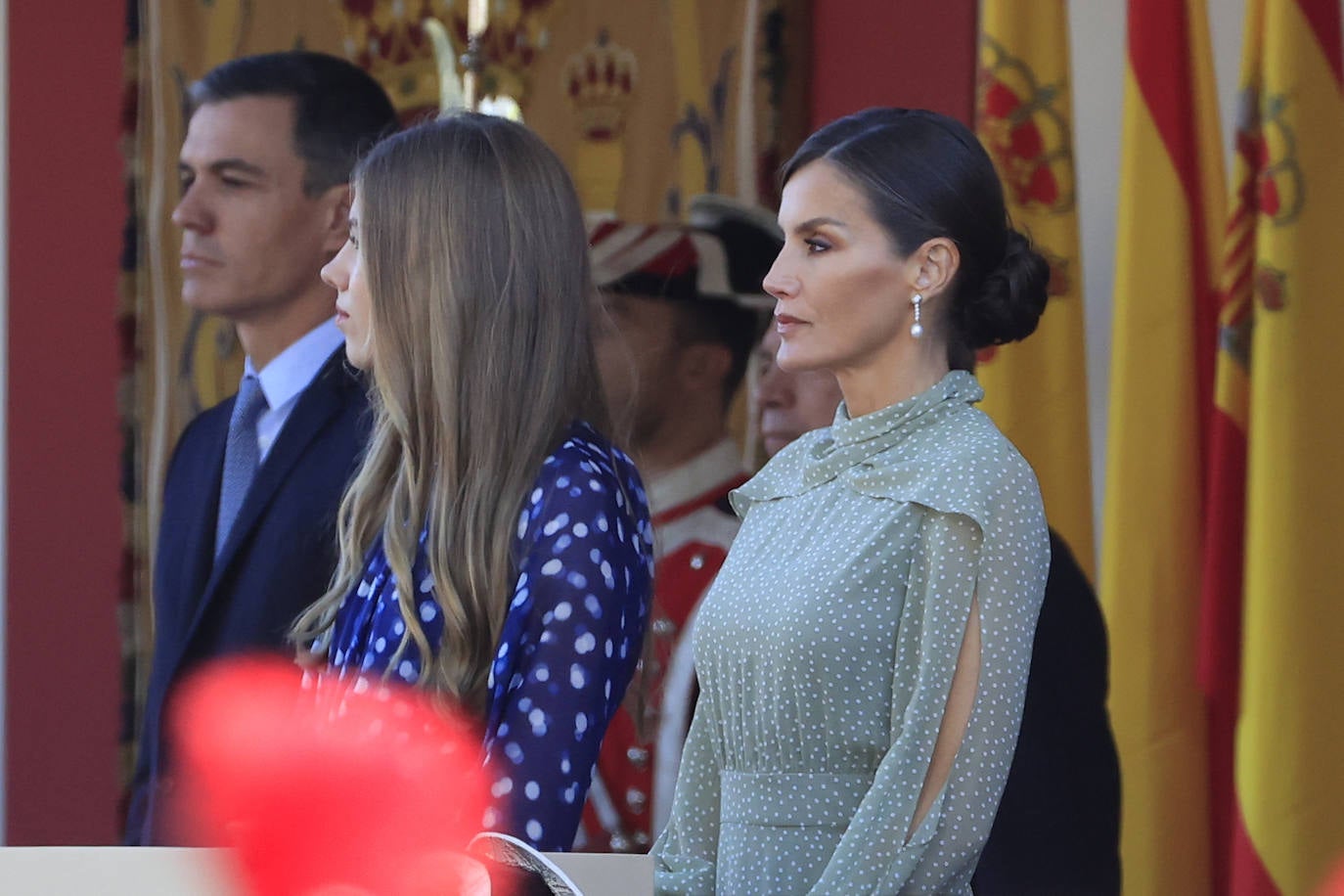 9.- Doña Letizia estrenó un espectacular vestido verde oliva en el desfile del 12 de octubre. El diseño, de gasa en verde con lunares blancos, es de la firma española Vogana.