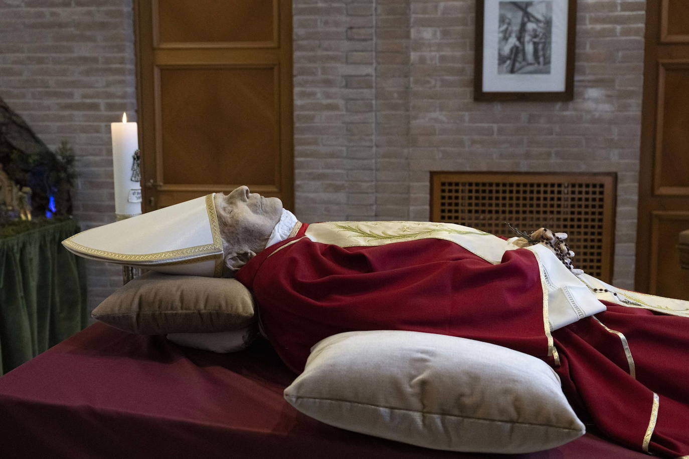 Primeras imágenes de los restos mortales de Benedicto XVI en la capilla del Monasterio Mater Ecclesia