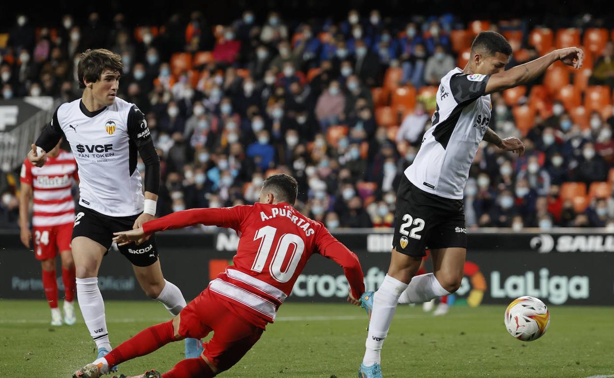 Jesús Vázquez, a la izquierda, durante un partido del Valencia. 