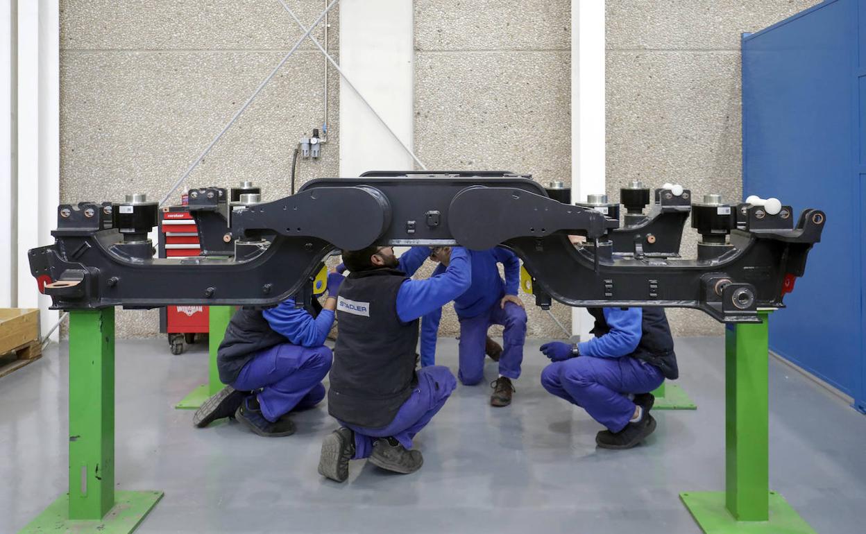 Varios alumnos del centro de formación de Stadler en Albuixech. 